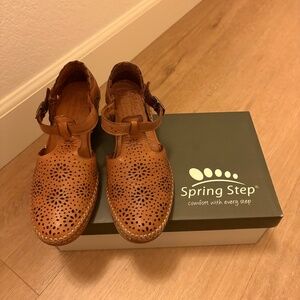 SPRING STEP Roxela Laser-Cut T-Strap Sandal, MEDIUM BROWN, Size 5.5-6US / 36EU